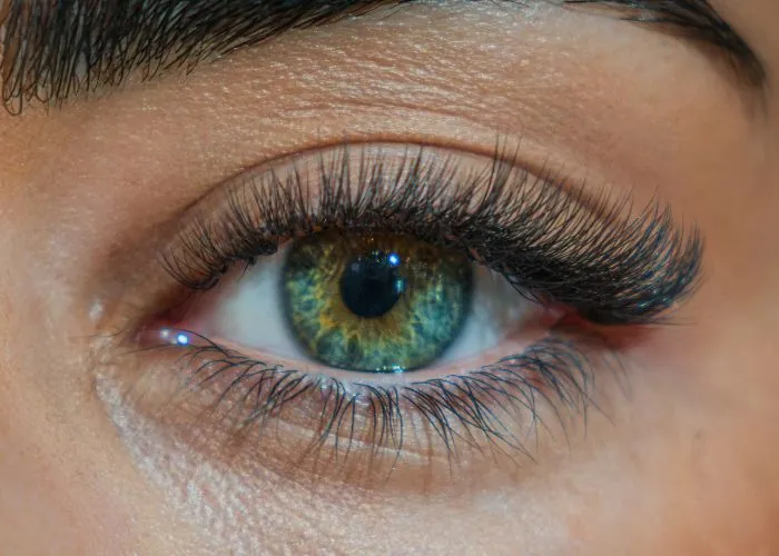 Lo stesso occhio dopo le extension ciglia Aesthetics 23