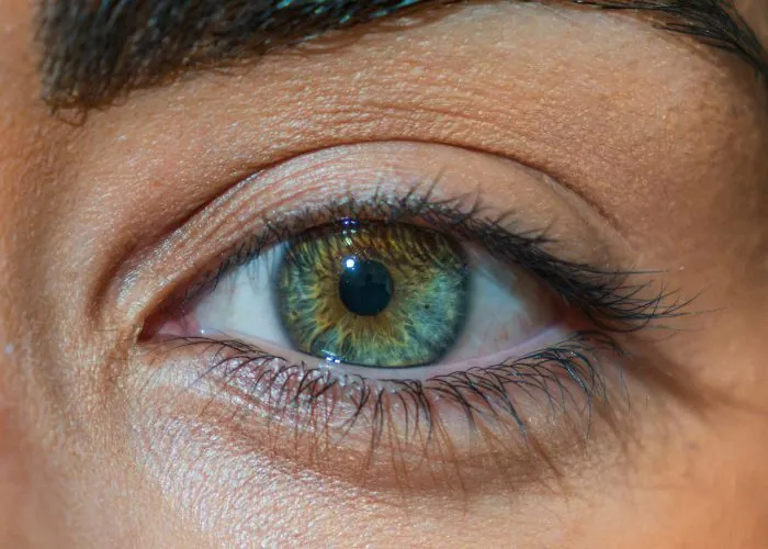 Occhio verde con ciglia naturali, prima del trattamento